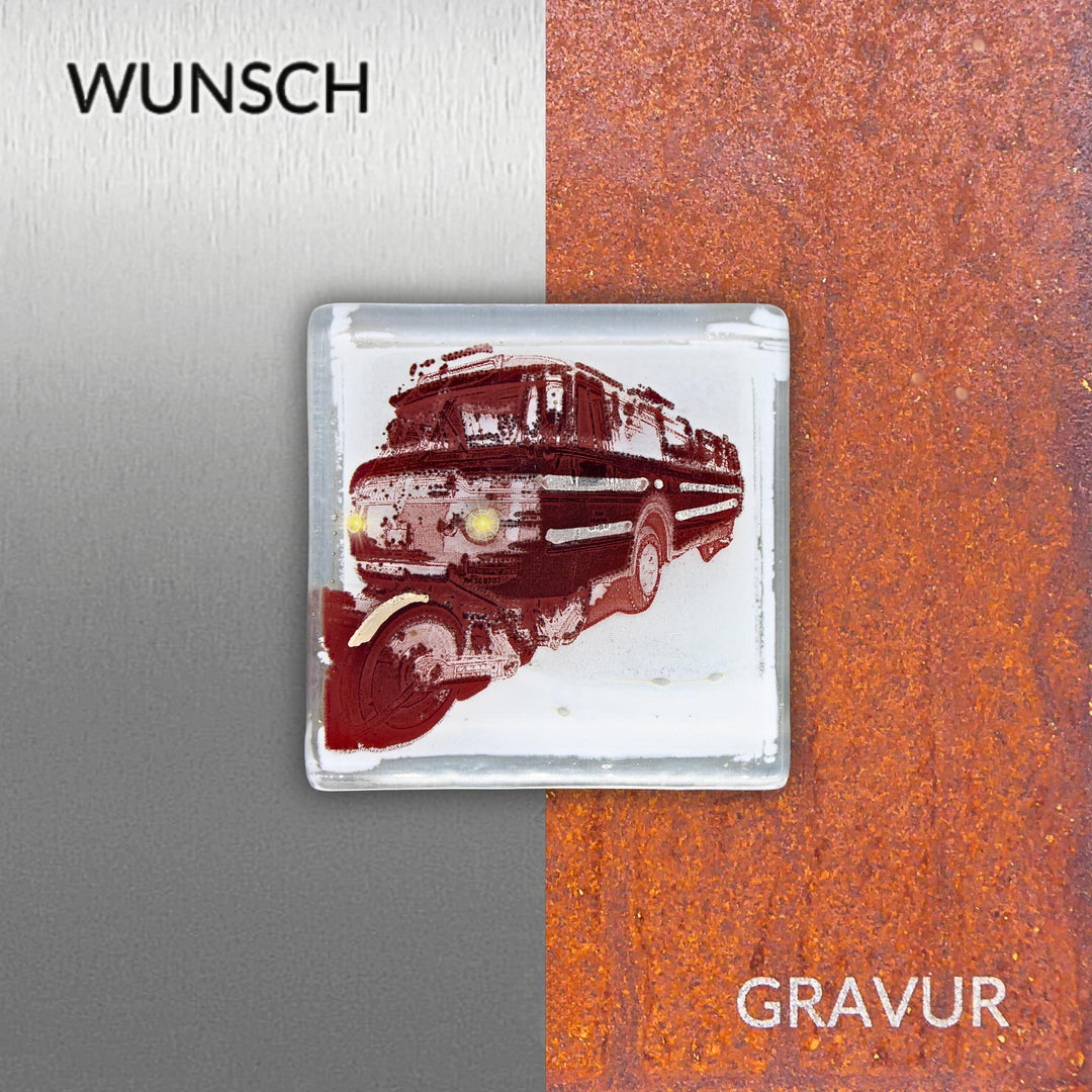 Edition 5/12. Wunschgravur auf Edelstahl oder Roststahl. Pott Glas Wand-Potträt mit Schi-Stra-Bus-Motiv in Rot. Quadratisches Format.