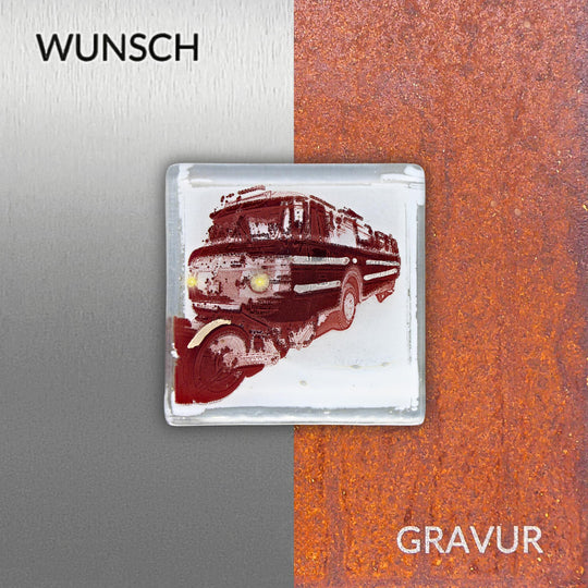 Edition 5/12. Wunschgravur auf Edelstahl oder Roststahl. Pott Glas Wand-Potträt mit Schi-Stra-Bus-Motiv in Rot. Quadratisches Format.