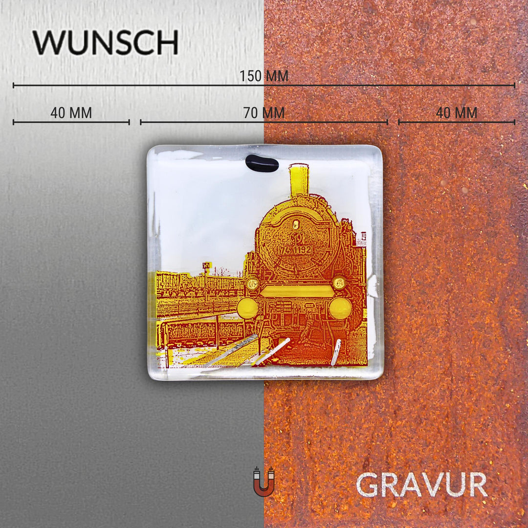 Edition 5/12. Wunschgravur auf Edelstahl oder Roststahl. Pott Glas Wand-Potträt mit Dampflok-Motiv in Gelb. Quadratisches Format inkl. Abmessungen.