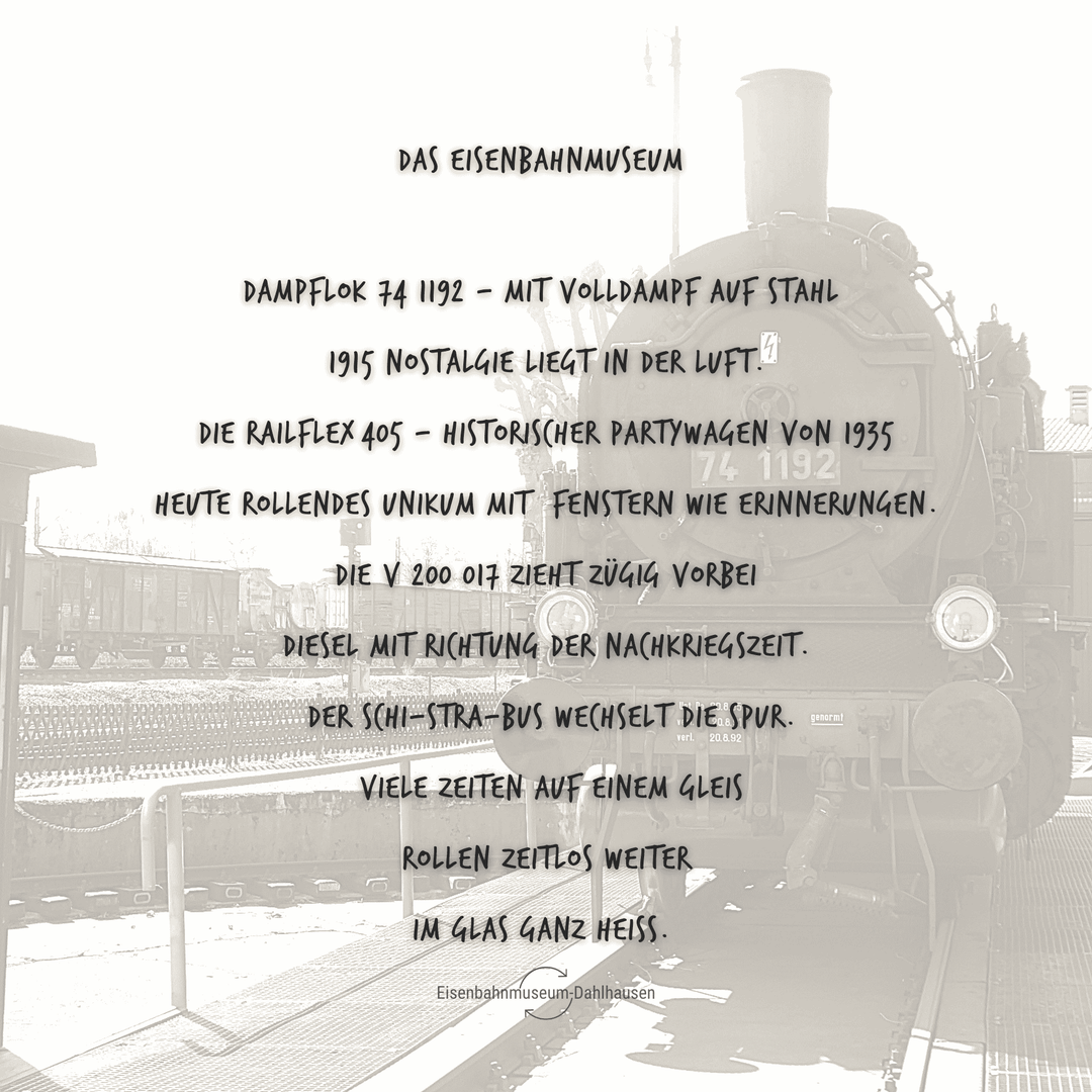 Edition 5/12. Pott Glas Potträt-Text in Handschrift „Das Eisenbahnmuseum" mit transparentem, historischem Dampflok-Motiv.