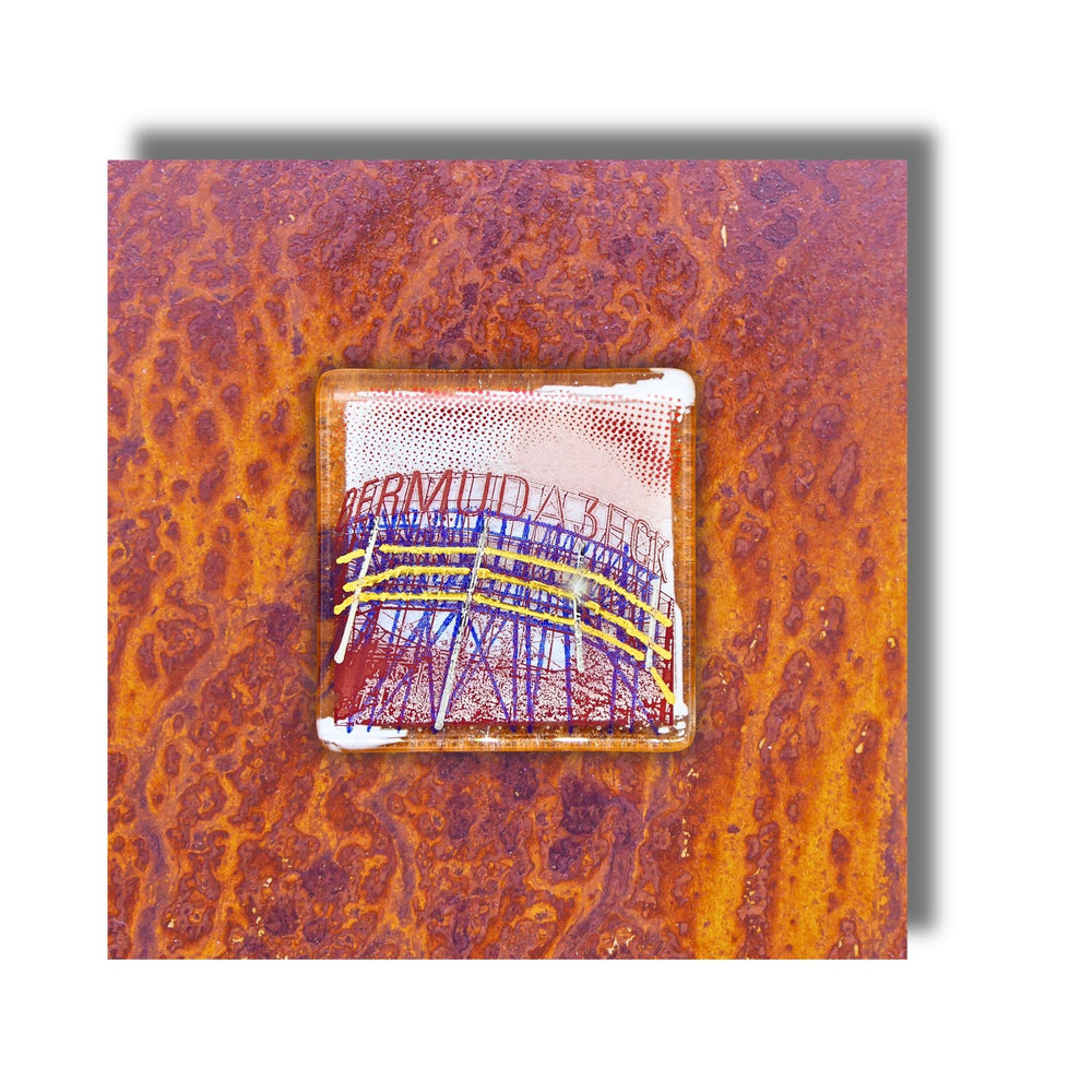 Edition 6/12. Pott Glas Wand-Potträt mit Bermuda3eck-Motiv in Blau und Rot. Foto in Schmelzglas auf Roststahl. Quadratisches Format ohne Gravur.