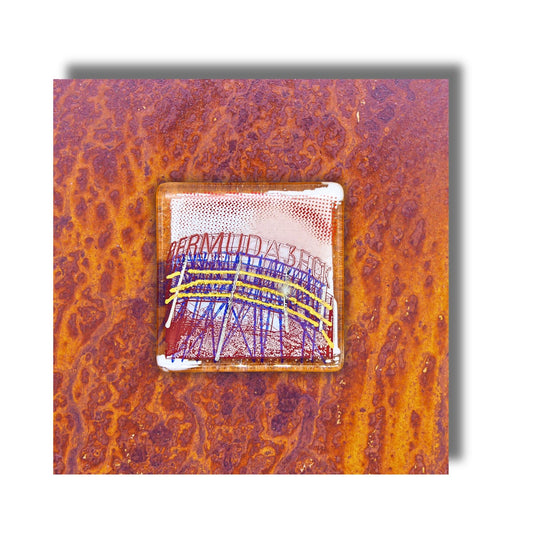 Edition 6/12. Pott Glas Wand-Potträt mit Bermuda3eck-Motiv in Blau und Rot. Foto in Schmelzglas auf Roststahl. Quadratisches Format ohne Gravur.