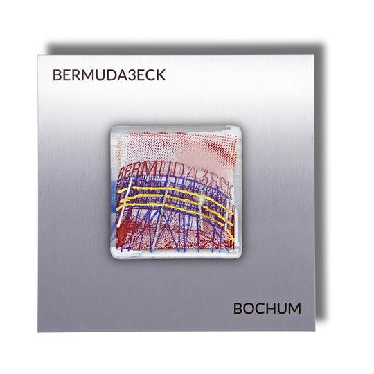 Edition 6/12. Pott Glas Wand-Potträt mit Bermuda3eck-Motiv in Blau und Rot. Foto in Schmelzglas auf Edelstahl. Quadratisches Format mit Gravur „Bermuda3eck Bochum“.