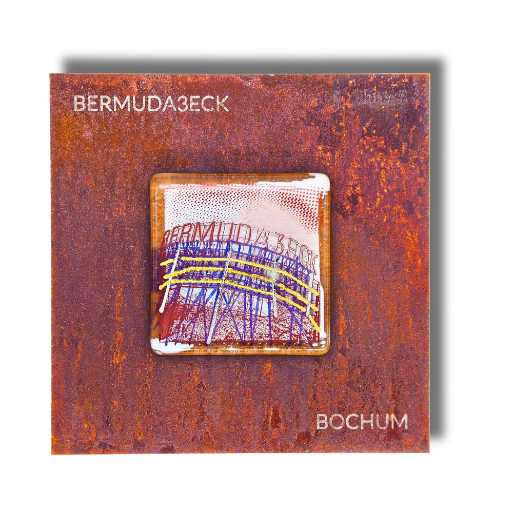 Edition 6/12. Pott Glas Wand-Potträt mit Bermuda3eck-Motiv in Blau und Rot. Foto in Schmelzglas auf Roststahl. Quadratisches Format mit Gravur „Bermuda3eck Bochum“.