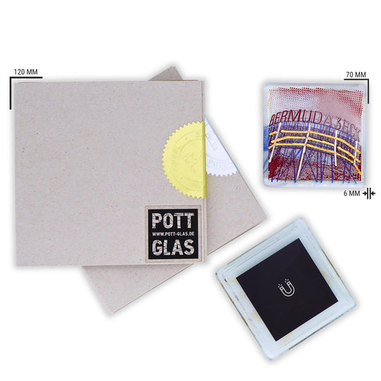 Bochum Edition 06/12. Versiegelte POTT GLAS Karte mit gold- und silberfarbener Siegelplombe. Daneben ein Magnet-POTTRÄT aus Schmelzglas mit blau-rotem Bermuda3eck-Motiv und Abmessungsangaben.