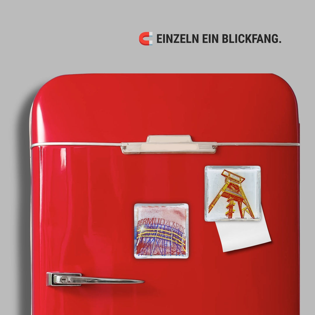 Bochum Edition 06/12. Zeigt das POTT GLAS Magnet-POTTRÄT „Bermuda3eck“ in Blau-Rot mit Gold- und Platinakzenten auf einem roten Retro-Kühlschrank. Daneben ein gelbes Förderturm-Magnet-Potträt inkl. Haftnotiz als Größenvergleich. Hinweis: „Einzeln ein Blickfang“. 