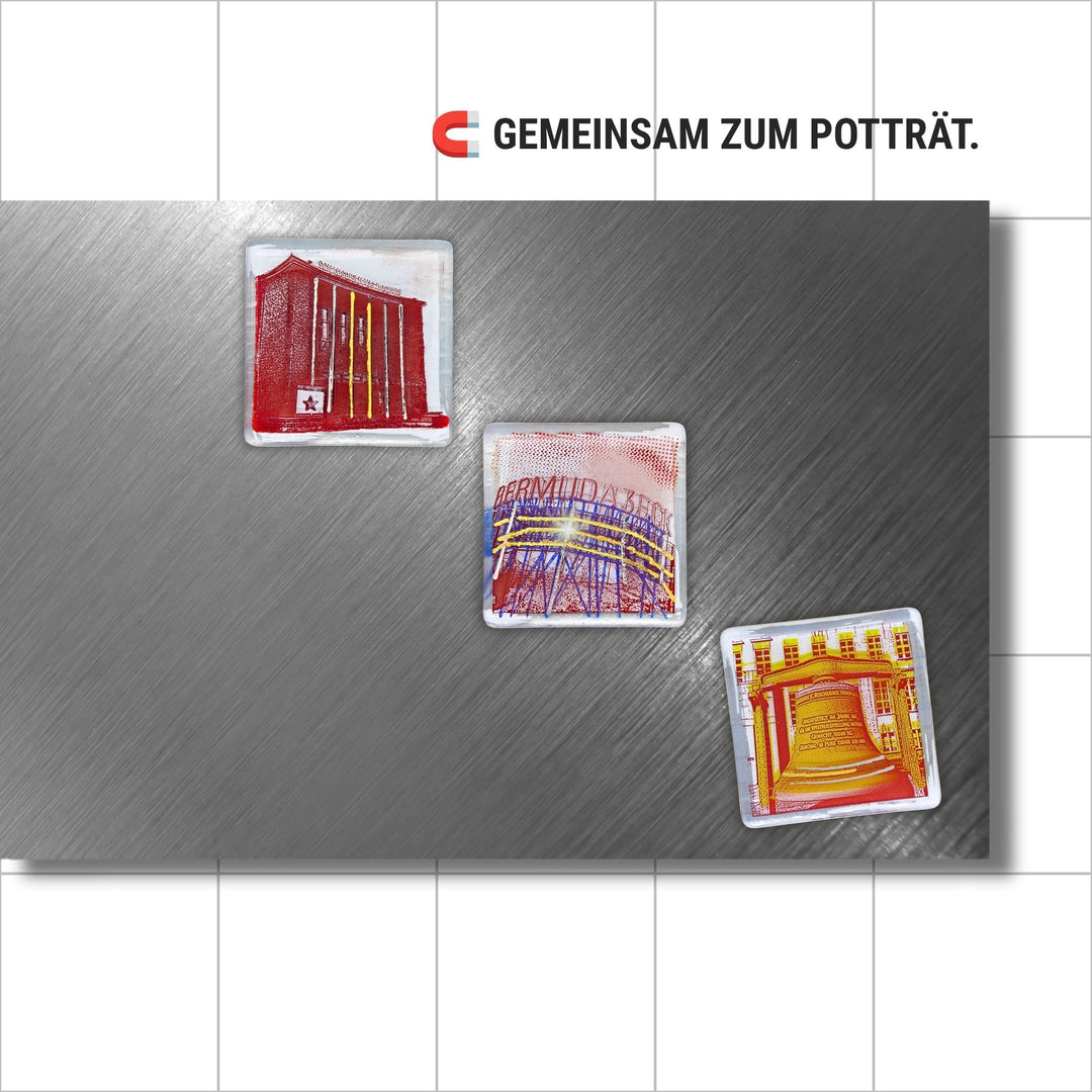 Bochum Edition 06/12. Zeigt drei POTT GLAS Magnet-POTTRÄTS auf einer Edelstahl-Magnetwand: Schauspielhaus in Rot, Bermuda3eck in Blau-Rot und Rathausglocke in Gelb. Hinweis: „Gemeinsam zum Potträt“.