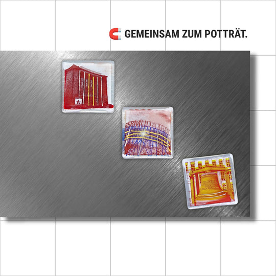 Bochum Edition 06/12. Zeigt drei POTT GLAS Magnet-POTTRÄTS auf einer Edelstahl-Magnetwand: Schauspielhaus in Rot, Bermuda3eck in Blau-Rot und Rathausglocke in Gelb. Hinweis: „Gemeinsam zum Potträt“.