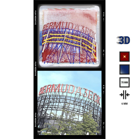 Edition 6/12. Pott Glas Potträt mit Bermuda3eck-Motiv. Foto in Schmelzglas als Vorher-Nachher-Bildstreifen. Quadratisches Format mit 3D-FarbPop in Blau, inkl. Abmessungen.