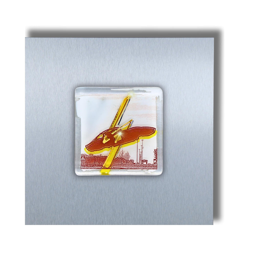 Edition 7/12. Pott Glas Wand-Potträt mit Opel Denkmal-Motiv in Gelb. Foto in Schmelzglas auf Edelstahl. Quadratisches Format ohne Gravur.