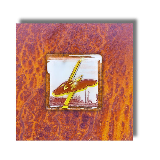 Edition 7/12. Pott Glas Wand-Potträt mit Opel Denkmal-Motiv in Gelb. Foto in Schmelzglas auf Roststahl. Quadratisches Format ohne Gravur.