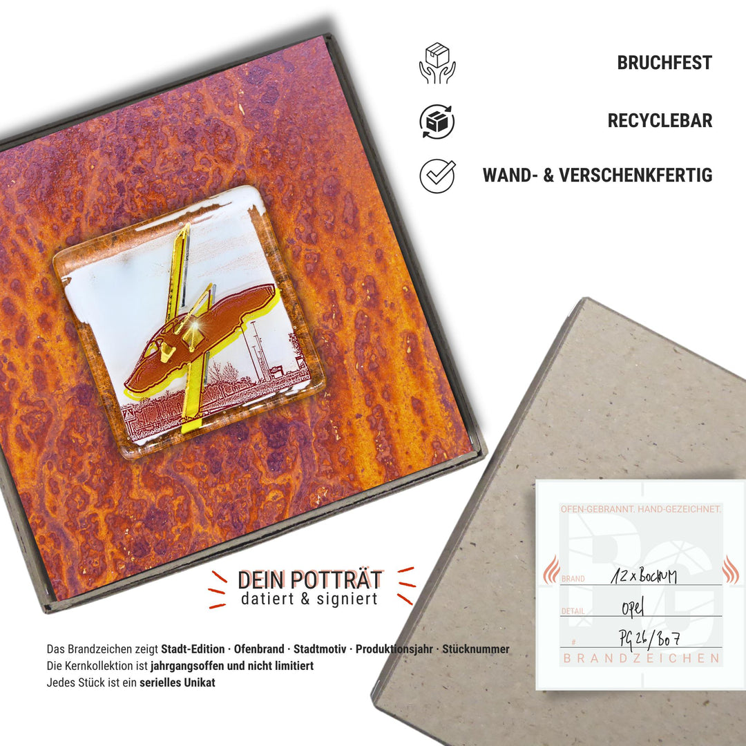 Edition 7/12. Verpackungsinfografik. Pott Glas Wand-Potträt mit Opel-Motiv. Foto in Schmelzglas auf Roststahl. Quadratisches Format ohne Gravur, wand- und verschenkfertig verpackt. Beiliegend ein Unikatskärtchen mit handgezeichnetem Brandzeichen.