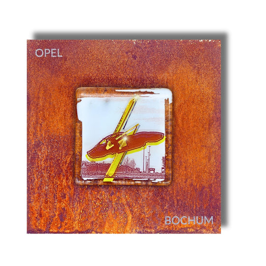Edition 7/12. Pott Glas Wand-Potträt mit Opel Denkmal-Motiv in Gelb. Foto in Schmelzglas auf Roststahl. Quadratisches Format mit Gravur „Opel Bochum“.
