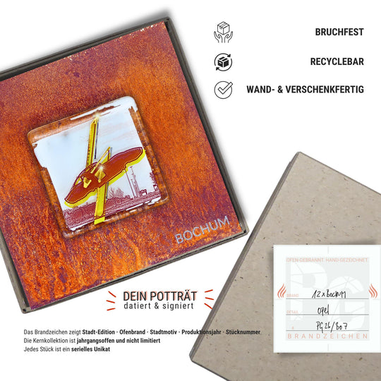 Edition 7/12. Verpackungsinfografik. Pott Glas Wand-Potträt mit Opel Denkmal-Motiv. Foto in Schmelzglas auf Roststahl. Quadratisches Format mit Gravur, wand- und verschenkfertig verpackt. Beiliegend ein Unikatskärtchen mit handgezeichnetem Brandzeichen.