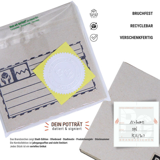 Bochum Edition 07/12. Verpackungsansicht der versiegelten POTT GLAS Inlay-Karte mit geprägter Siegelplombe. Daneben das handgezeichnete Brandzeichen mit Editionsdaten, Datierung und Signatur. Hinweise: bruchfest, recycelbar und verschenkfertig.
