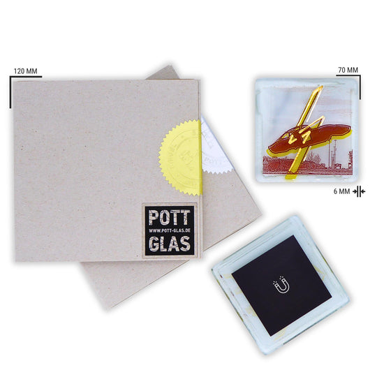 Bochum Edition 07/12. Versiegelte POTT GLAS Karte mit gold- und silberfarbener Siegelplombe. Daneben ein Magnet-POTTRÄT aus Schmelzglas mit gelbem Opel-GT-Denkmal-Motiv und Abmessungsangaben.