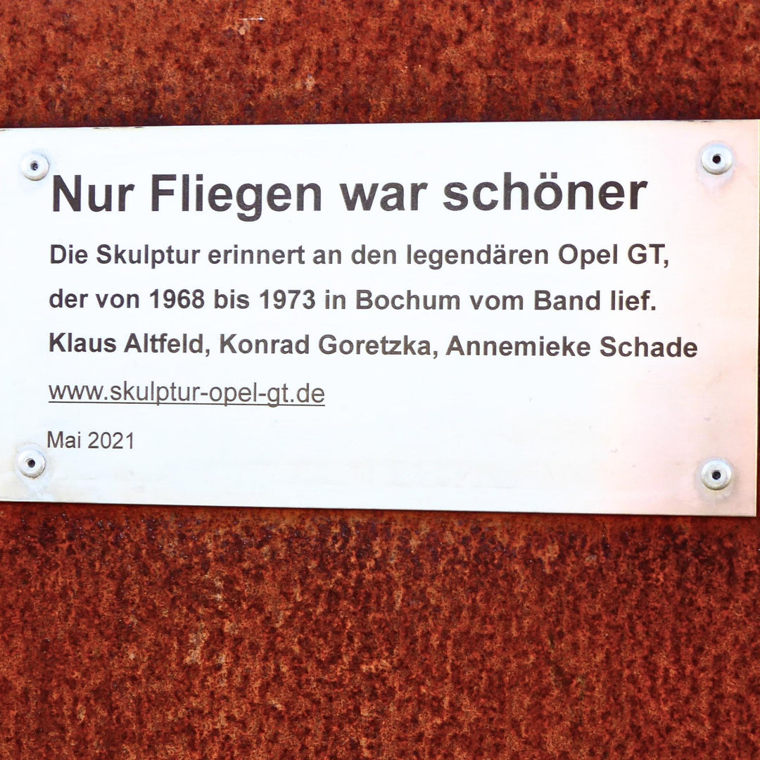 Edition 7/12. Pott Glas Produktinfo. Original Opel Denkmal Schild „Nur Fliegen war schöner" auf Roststahl. Zur Erinnerung an den legendären Opel GT, der von 1968  bis 1973 in Bochum vom Band lief: Klaus Altfeld, Konrad Goretzka und Annemieke Schade. 