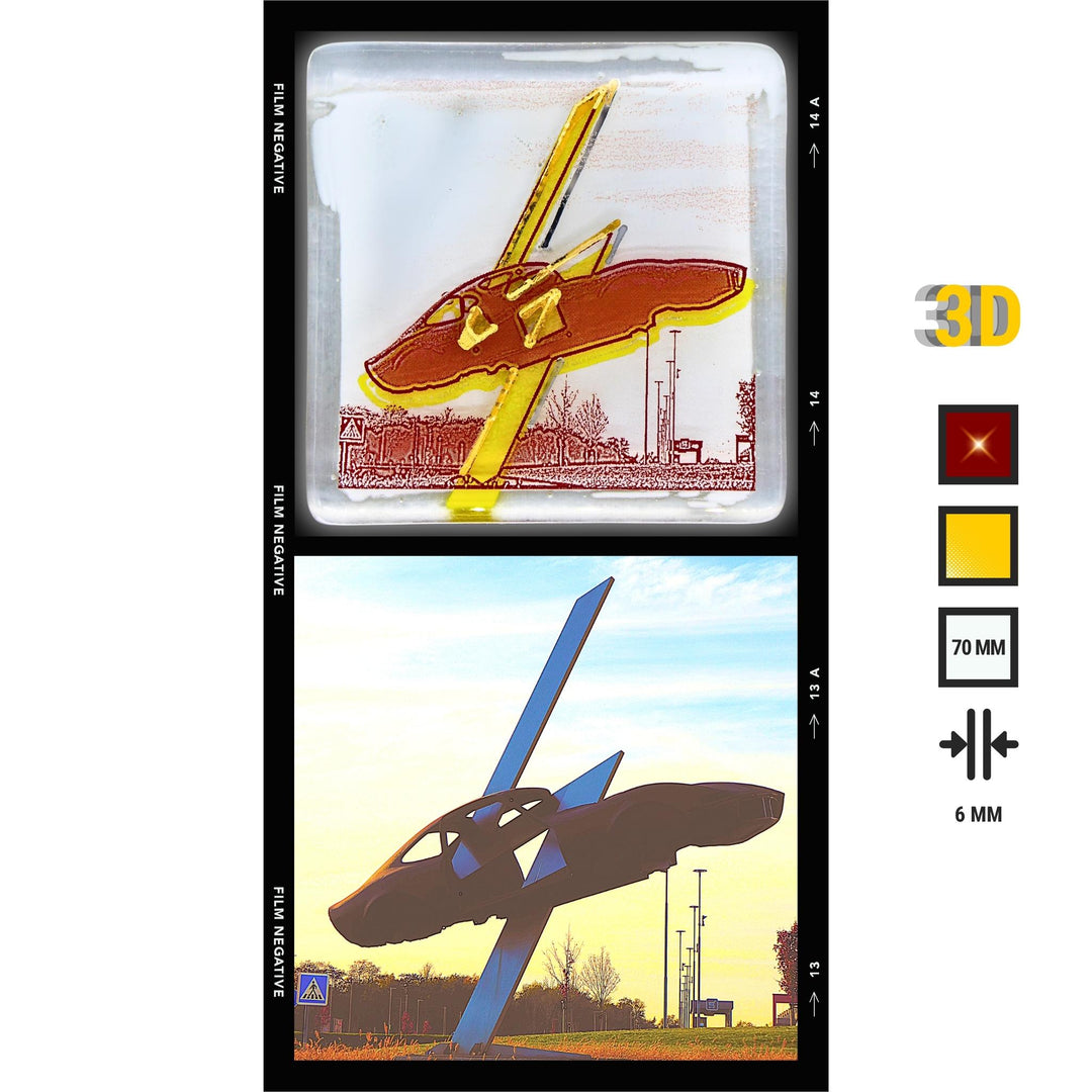 Edition 7/12. Pott Glas Potträt mit Opel Denkmal-Motiv. Foto in Schmelzglas als Vorher-Nachher-Bildstreifen. Quadratisches Format mit 3D-FarbPop in Gelb, inkl. Abmessungen.