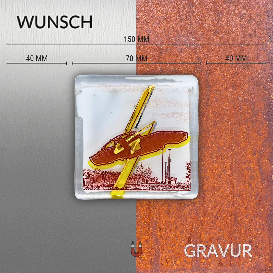 Edition 7/12. Wunschgravur auf Edelstahl oder Roststahl. Pott Glas Wand-Potträt mit Opel Denkmal-Motiv in Gelb. Quadratisches Format inkl. Abmessungen.