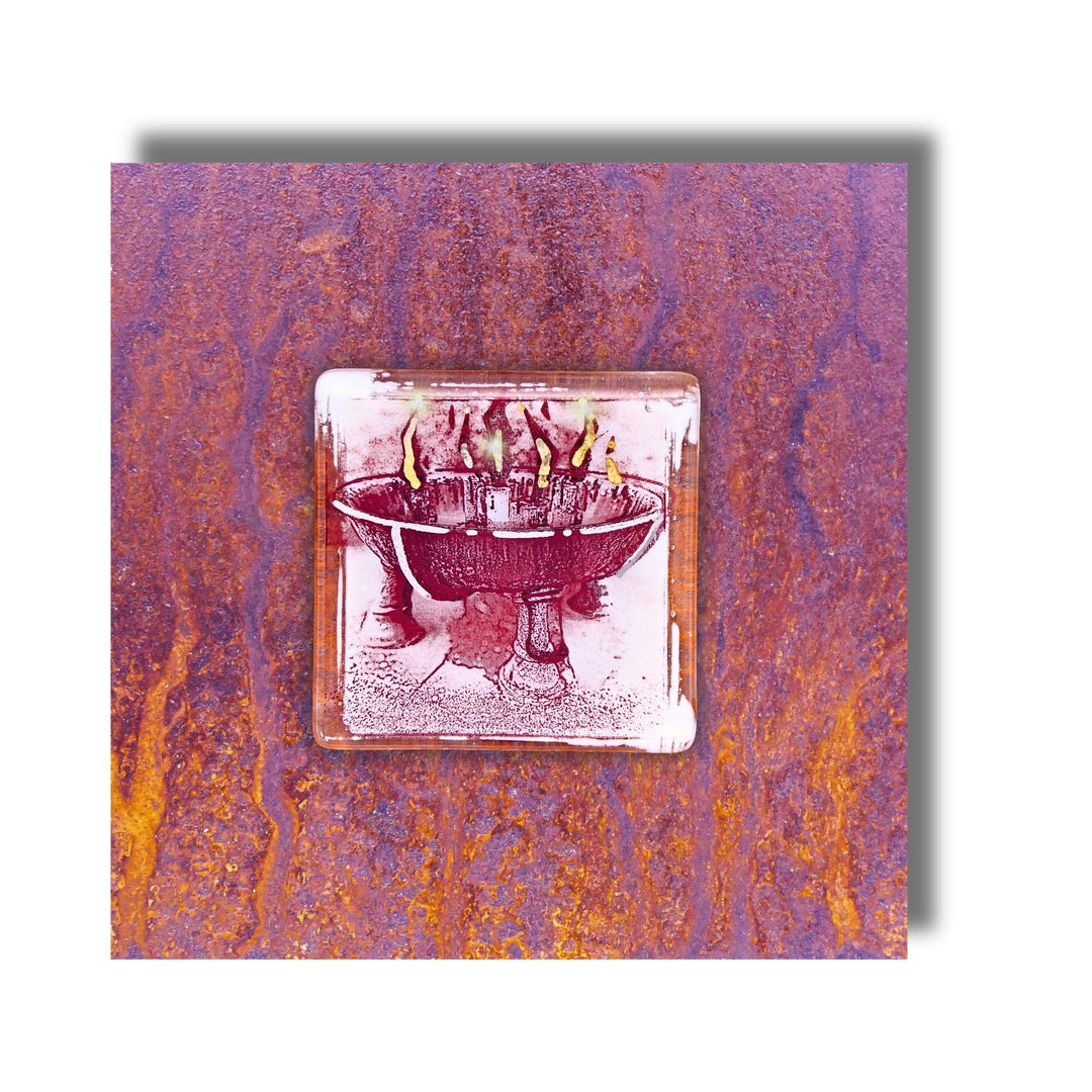 Edition 8/12. Pott Glas Wand-Potträt mit Stadtpark Feuerschale-Motiv in Rot. Foto in Schmelzglas auf Roststahl. Quadratisches Format ohne Gravur.