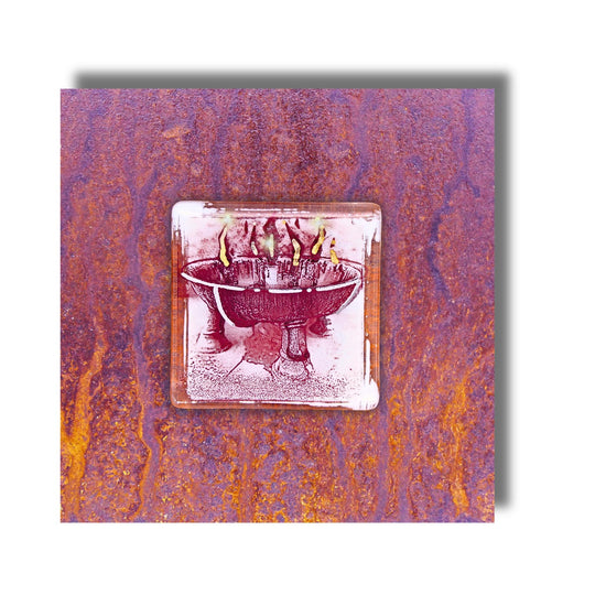 Edition 8/12. Pott Glas Wand-Potträt mit Stadtpark Feuerschale-Motiv in Rot. Foto in Schmelzglas auf Roststahl. Quadratisches Format ohne Gravur.