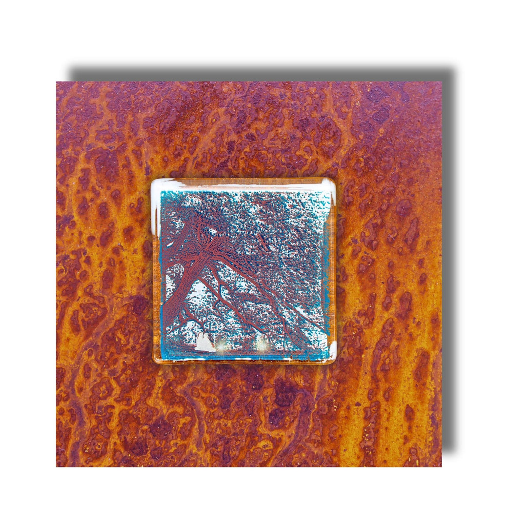 Edition 8/12. Pott Glas Wand-Potträt mit Stadtpark Baum-Motiv in Grün. Foto in Schmelzglas auf Roststahl. Quadratisches Format ohne Gravur.