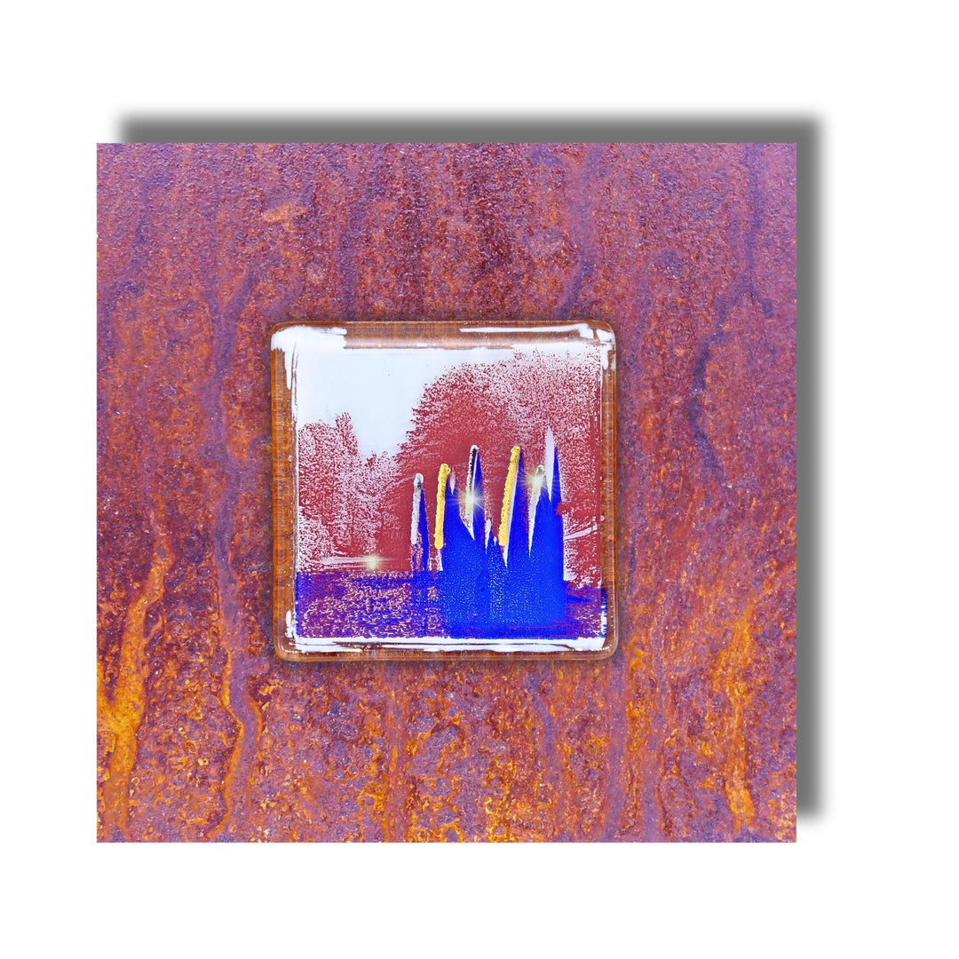 Edition 8/12. Pott Glas Wand-Potträt mit Stadtpark Fontäne-Motiv in Blau. Foto in Schmelzglas auf Roststahl. Quadratisches Format ohne Gravur. 