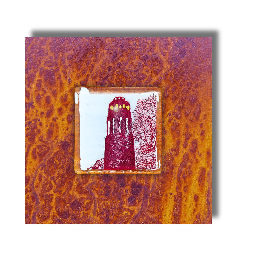 Edition 8/12. Pott Glas Wand-Potträt mit Stadtpark Bismarckturm-Motiv in Rot. Foto in Schmelzglas auf Roststahl. Quadratisches Format ohne Gravur.