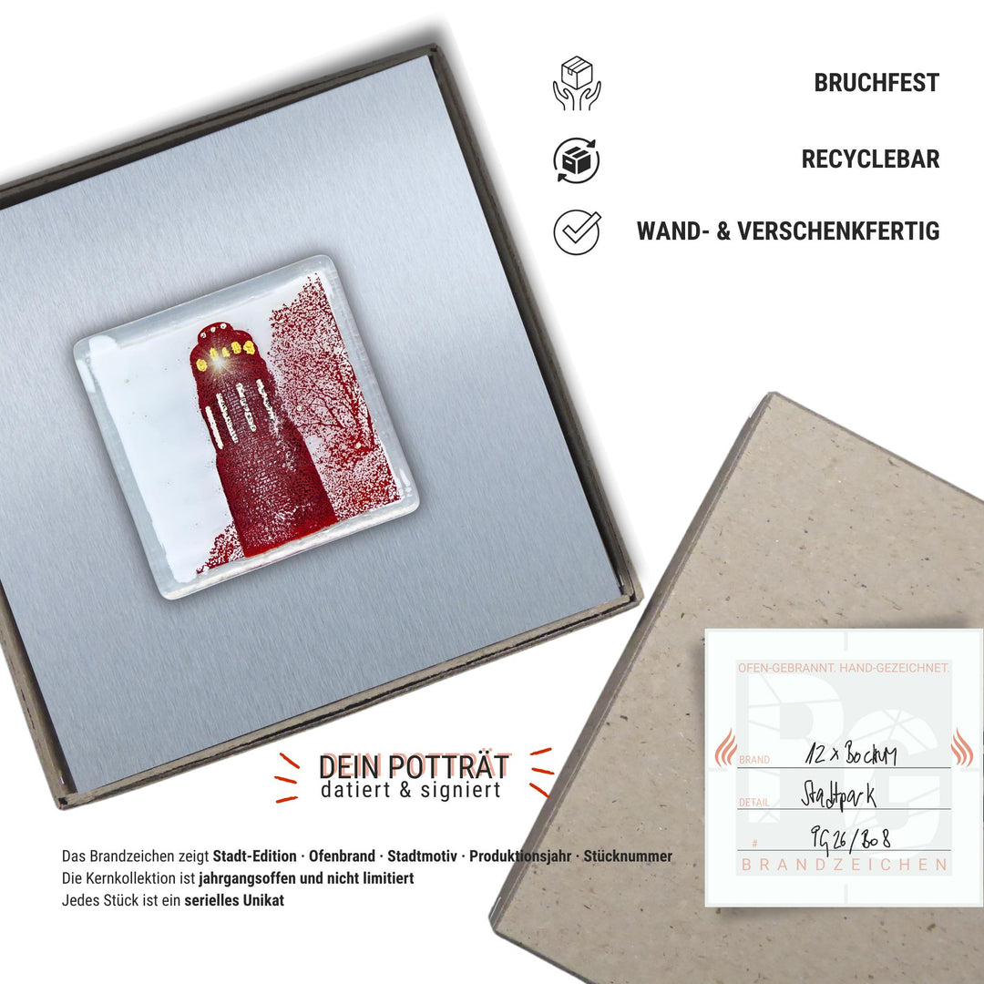 Edition 8/12. Verpackungsinfografik. Pott Glas Wand-Potträt mit Stadtpark-Motiv. Foto in Schmelzglas auf Edelstahl. Quadratisches Format ohne Gravur, wand- und verschenkfertig verpackt. Beiliegend ein Unikatskärtchen mit handgezeichnetem Brandzeichen.