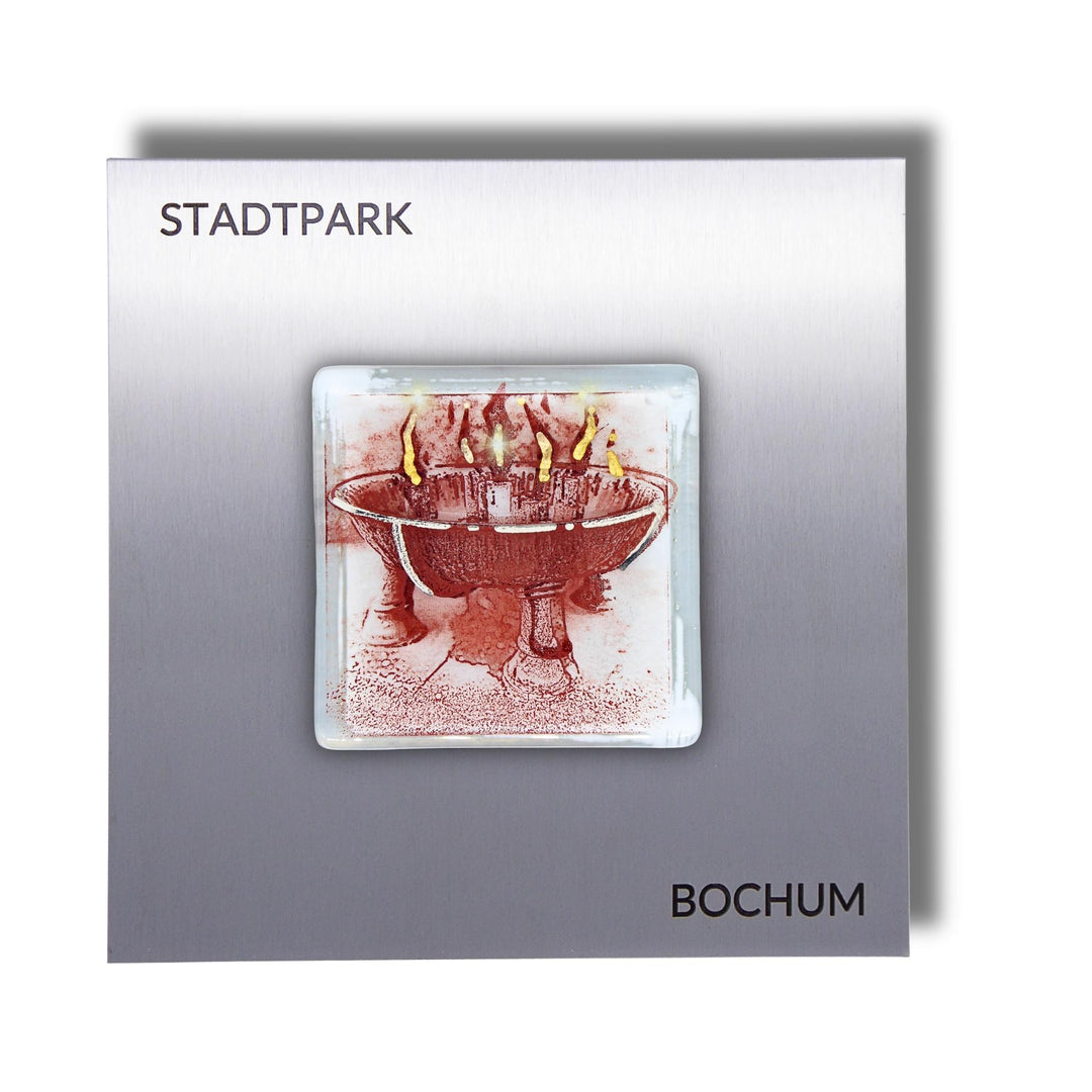 Edition 8/12. Pott Glas Wand-Potträt mit Stadtpark Feuerschale-Motiv in Rot. Foto in Schmelzglas auf Edelstahl. Quadratisches Format mit Gravur „Stadtpark Bochum“.