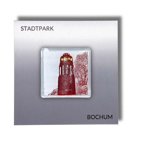 Edition 8/12. Pott Glas Wand-Potträt mit Stadtpark Bismarckturm-Motiv in Rot. Foto in Schmelzglas auf Edelstahl. Quadratisches Format mit Gravur „Stadtpark Bochum“.