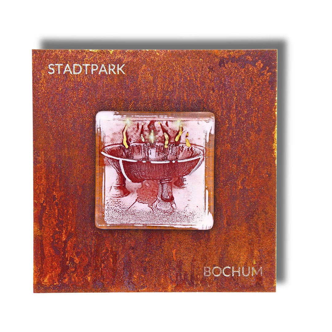 Edition 8/12. Pott Glas Wand-Potträt mit Stadtpark Feuerschale-Motiv in Rot. Foto in Schmelzglas auf Roststahl. Quadratisches Format mit Gravur „Stadtpark Bochum“.