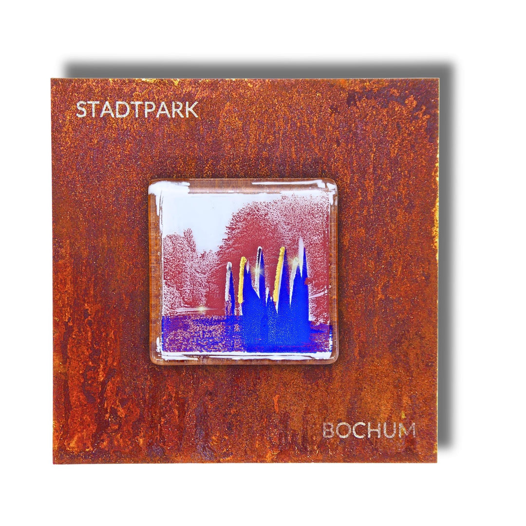 Edition 8/12. Pott Glas Wand-Potträt mit Stadtpark Fontäne-Motiv in Blau. Foto in Schmelzglas auf Roststahl. Quadratisches Format mit Gravur „Stadtpark Bochum“.