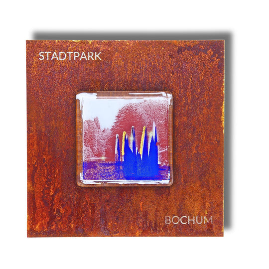 Edition 8/12. Pott Glas Wand-Potträt mit Stadtpark Fontäne-Motiv in Blau. Foto in Schmelzglas auf Roststahl. Quadratisches Format mit Gravur „Stadtpark Bochum“.