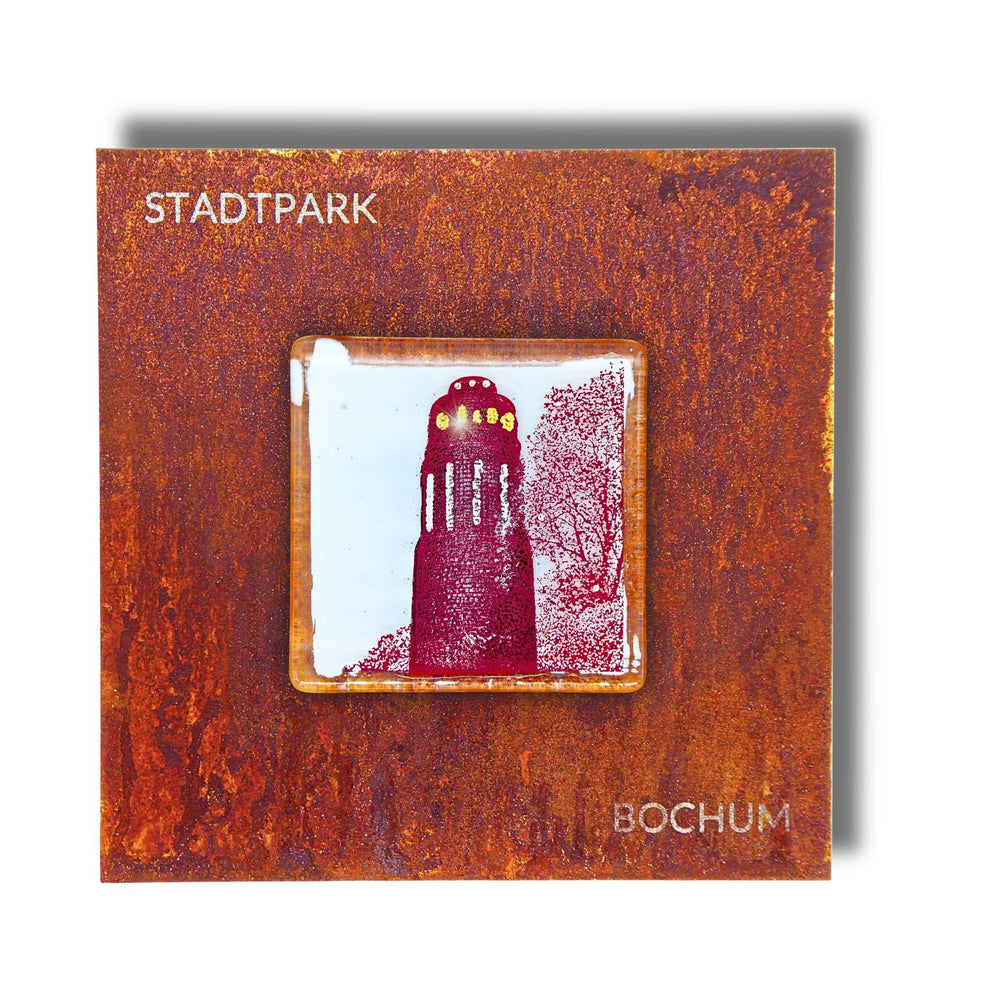 Edition 8/12. Pott Glas Wand-Potträt mit Stadtpark Bismarckturm-Motiv in Rot. Foto in Schmelzglas auf Roststahl. Quadratisches Format mit Gravur „Stadtpark Bochum“.