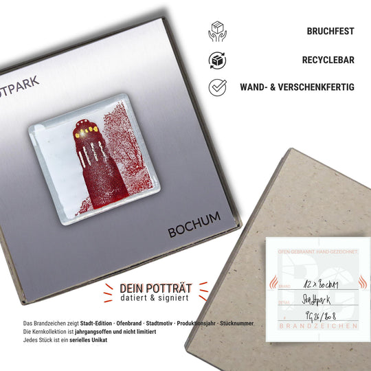 Edition 8/12. Verpackungsinfografik. Pott Glas Wand-Potträt mit Stadtpark Bismarckturm-Motiv. Foto in Schmelzglas auf Edelstahl. Quadratisches Format mit Gravur, wand- und verschenkfertig verpackt. Beiliegend ein Unikatskärtchen mit handgezeichnetem Brandzeichen.