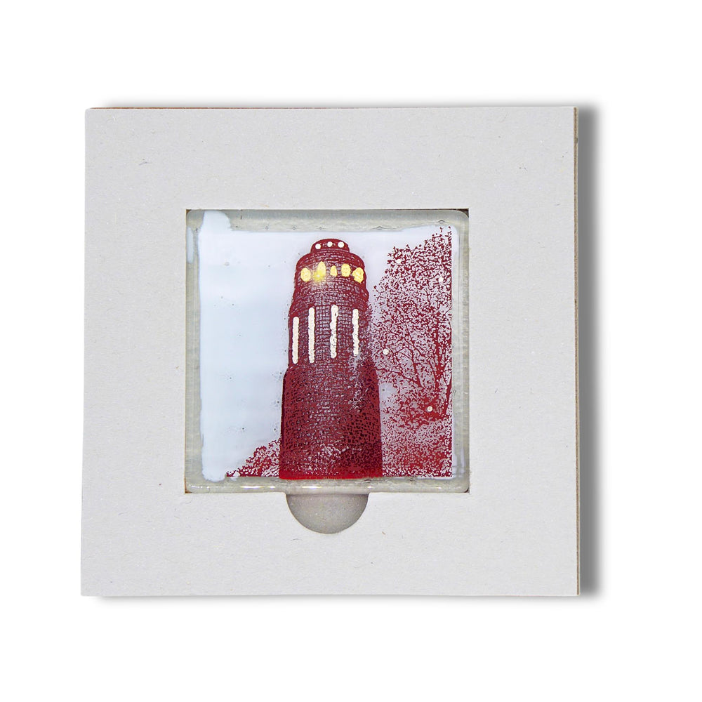Bochum Edition 05/12. Offenes POTT GLAS Karten-Inlay mit quadratischer Aussparung und Entnahmeaussparung. Darin ein Magnet-POTTRÄT aus Schmelzglas mit rotem Bismarckturm-Motiv sowie Akzenten aus 24-Karat-Flüssiggold und Platin.