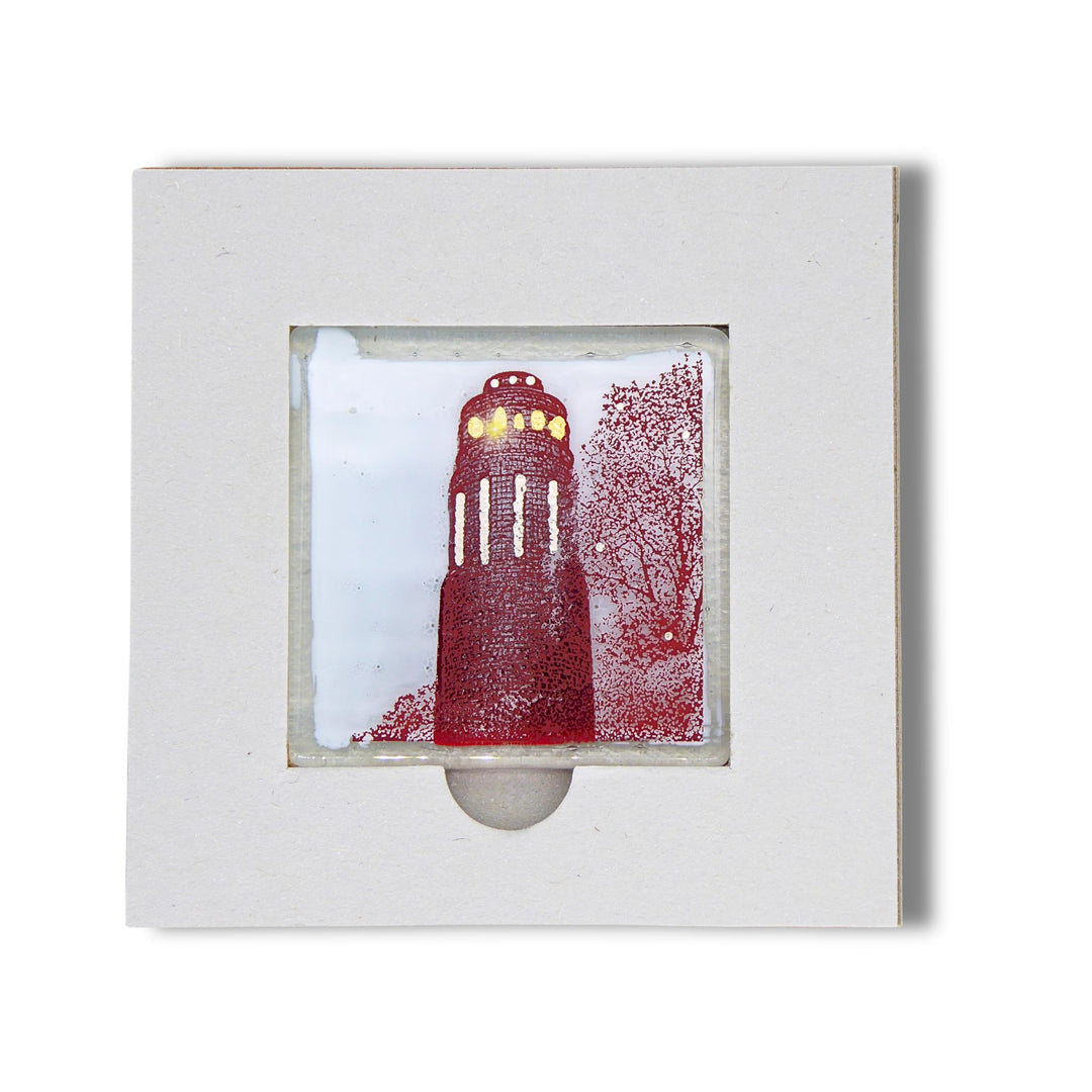 Bochum Edition 05/12. Offenes POTT GLAS Karten-Inlay mit quadratischer Aussparung und Entnahmeaussparung. Darin ein Magnet-POTTRÄT aus Schmelzglas mit rotem Bismarckturm-Motiv sowie Akzenten aus 24-Karat-Flüssiggold und Platin.