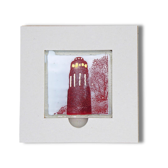 Bochum Edition 05/12. Offenes POTT GLAS Karten-Inlay mit quadratischer Aussparung und Entnahmeaussparung. Darin ein Magnet-POTTRÄT aus Schmelzglas mit rotem Bismarckturm-Motiv sowie Akzenten aus 24-Karat-Flüssiggold und Platin.