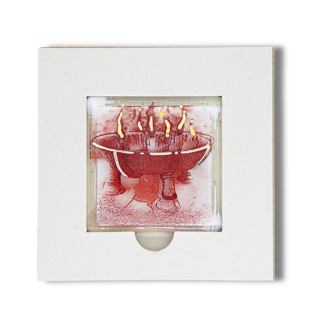 Bochum Edition 08/12. Offenes POTT GLAS Karten-Inlay mit quadratischer Aussparung und Entnahmeaussparung. Darin ein Magnet-POTTRÄT aus Schmelzglas mit rotem Feuerschale-Motiv sowie Akzenten aus 24-Karat-Flüssiggold und Platin.
