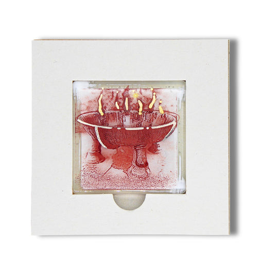 Bochum Edition 08/12. Offenes POTT GLAS Karten-Inlay mit quadratischer Aussparung und Entnahmeaussparung. Darin ein Magnet-POTTRÄT aus Schmelzglas mit rotem Feuerschale-Motiv sowie Akzenten aus 24-Karat-Flüssiggold und Platin.