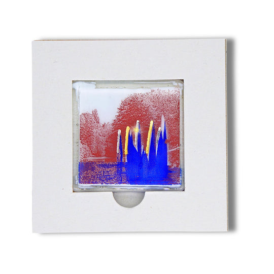 Bochum Edition 08/12. Offenes POTT GLAS Karten-Inlay mit quadratischer Aussparung und Entnahmeaussparung. Darin ein Magnet-POTTRÄT aus Schmelzglas mit blauem Fontäne-Motiv sowie Akzenten aus 24-Karat-Flüssiggold und Platin.