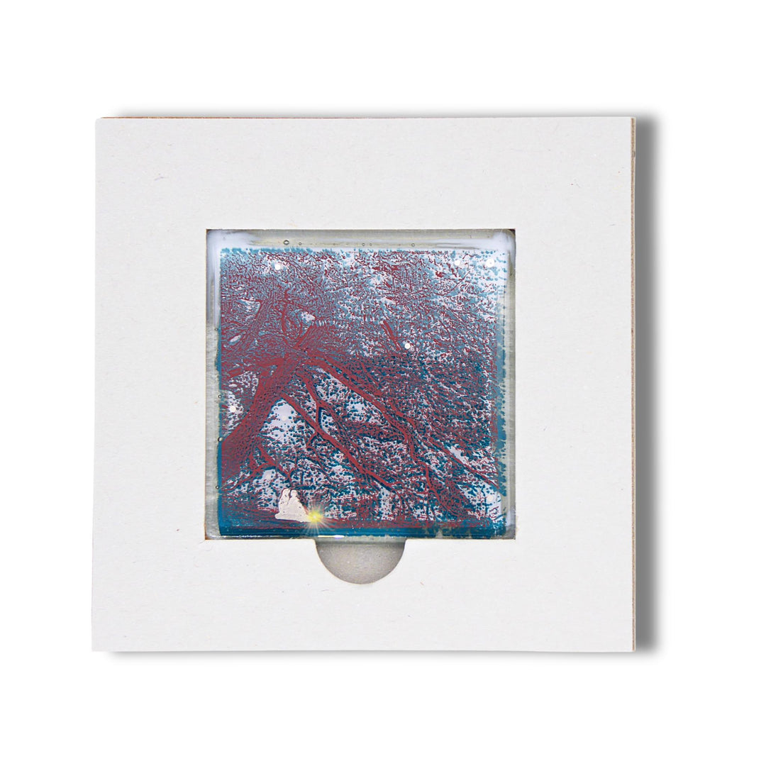 Bochum Edition 08/12. Offenes POTT GLAS Karten-Inlay mit quadratischer Aussparung und Entnahmeaussparung. Darin ein Magnet-POTTRÄT aus Schmelzglas mit grünem Baum-Motiv sowie Akzenten aus 24-Karat-Flüssiggold und Platin.