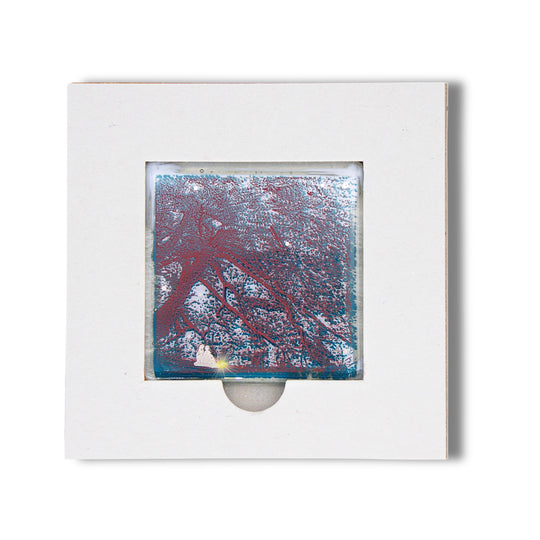 Bochum Edition 08/12. Offenes POTT GLAS Karten-Inlay mit quadratischer Aussparung und Entnahmeaussparung. Darin ein Magnet-POTTRÄT aus Schmelzglas mit grünem Baum-Motiv sowie Akzenten aus 24-Karat-Flüssiggold und Platin.