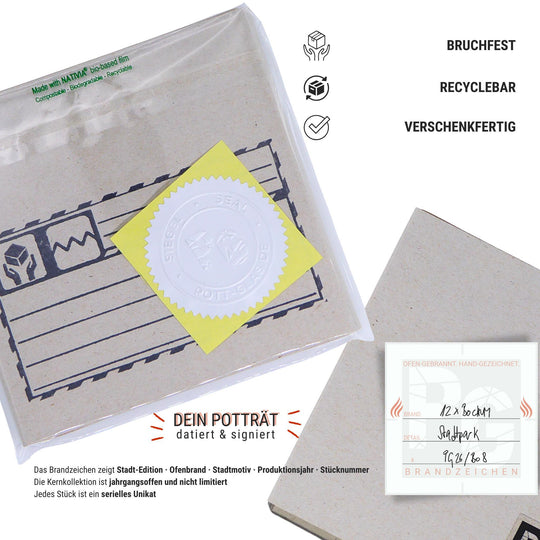Bochum Edition 08/12. Verpackungsansicht der versiegelten POTT GLAS Inlay-Karte mit geprägter Siegelplombe. Daneben das handgezeichnete Brandzeichen mit Editionsdaten, Datierung und Signatur. Hinweise: bruchfest, recycelbar und verschenkfertig.