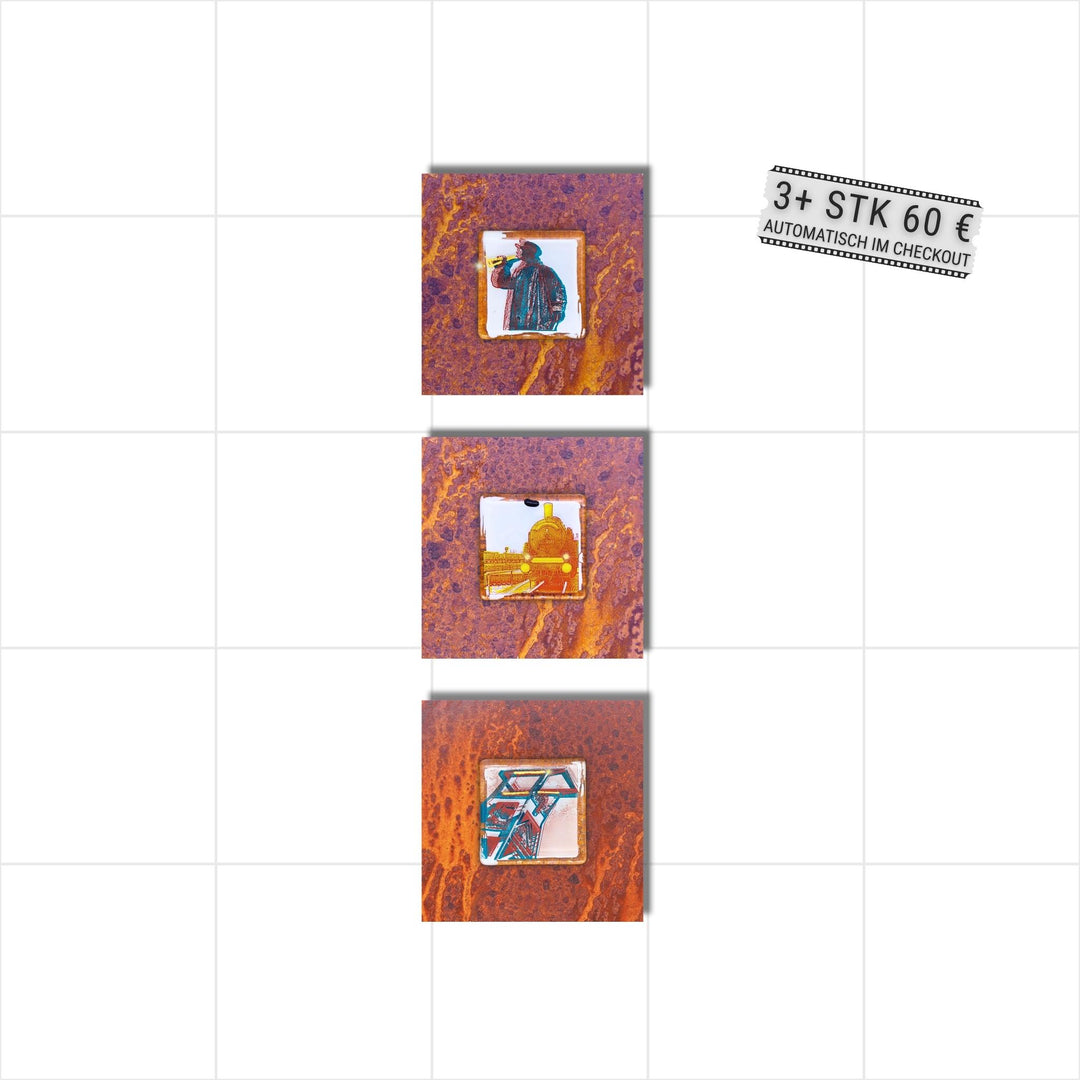 Edition 9/12. Vertikales 3er Pott Glas Wand-Potträt mit Kuhhirte-, Eisenbahnmuseum und Bergbau-Museum-Motiv. Alle drei auf Roststahl. Quadratisches Format ohne Gravur. 3+ Set – ab 3 Stück nur 60 € pro Stück.
