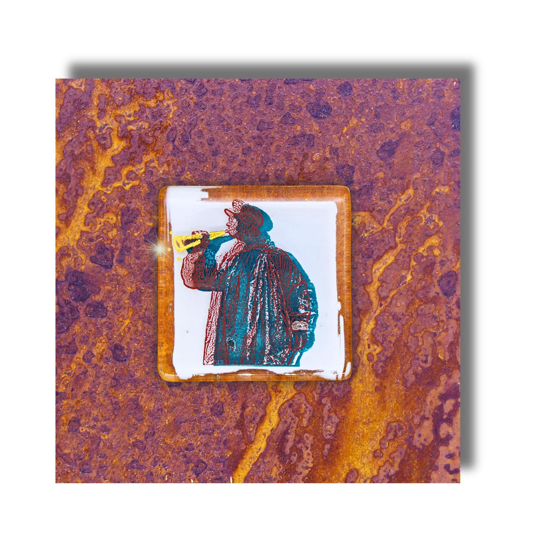 Edition 9/12. Pott Glas Wand-Potträt mit Kuhhirte-Motiv in Grün. Foto in Schmelzglas auf Roststahl. Quadratisches Format ohne Gravur. 