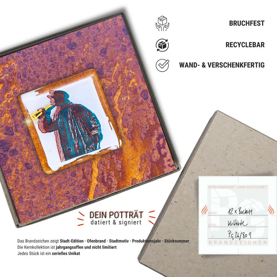 Edition 9/12. Verpackungsinfografik. Pott Glas Wand-Potträt mit Kuhhirte-Motiv. Foto in Schmelzglas auf Roststahl. Quadratisches Format ohne Gravur, wand- und verschenkfertig verpackt. Beiliegend ein Unikatskärtchen mit handgezeichnetem Brandzeichen.