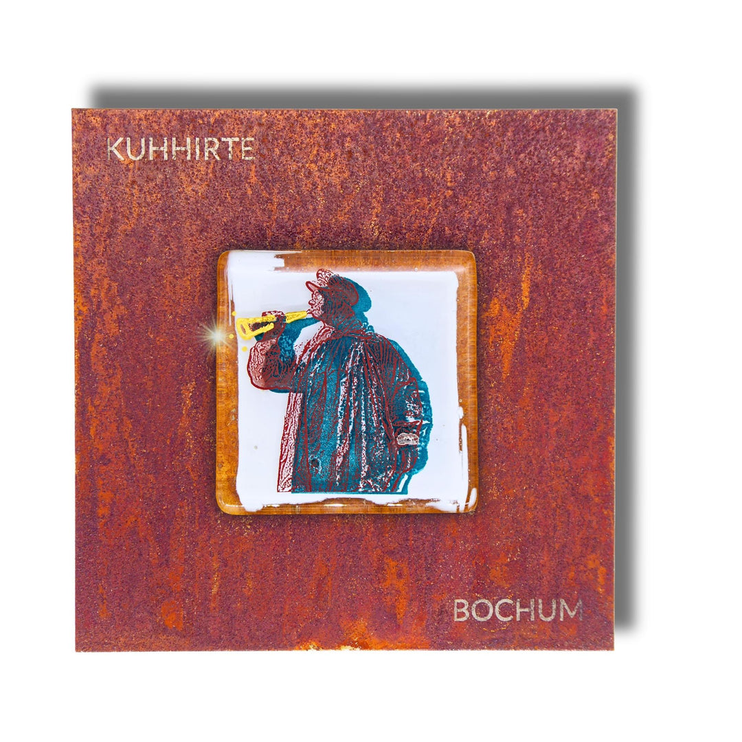 Edition 9/12. Pott Glas Wand-Potträt mit Kuhhirte Denkmal-Motiv in Grün. Foto in Schmelzglas auf Roststahl. Quadratisches Format mit Gravur „Kuhhirte Bochum“.