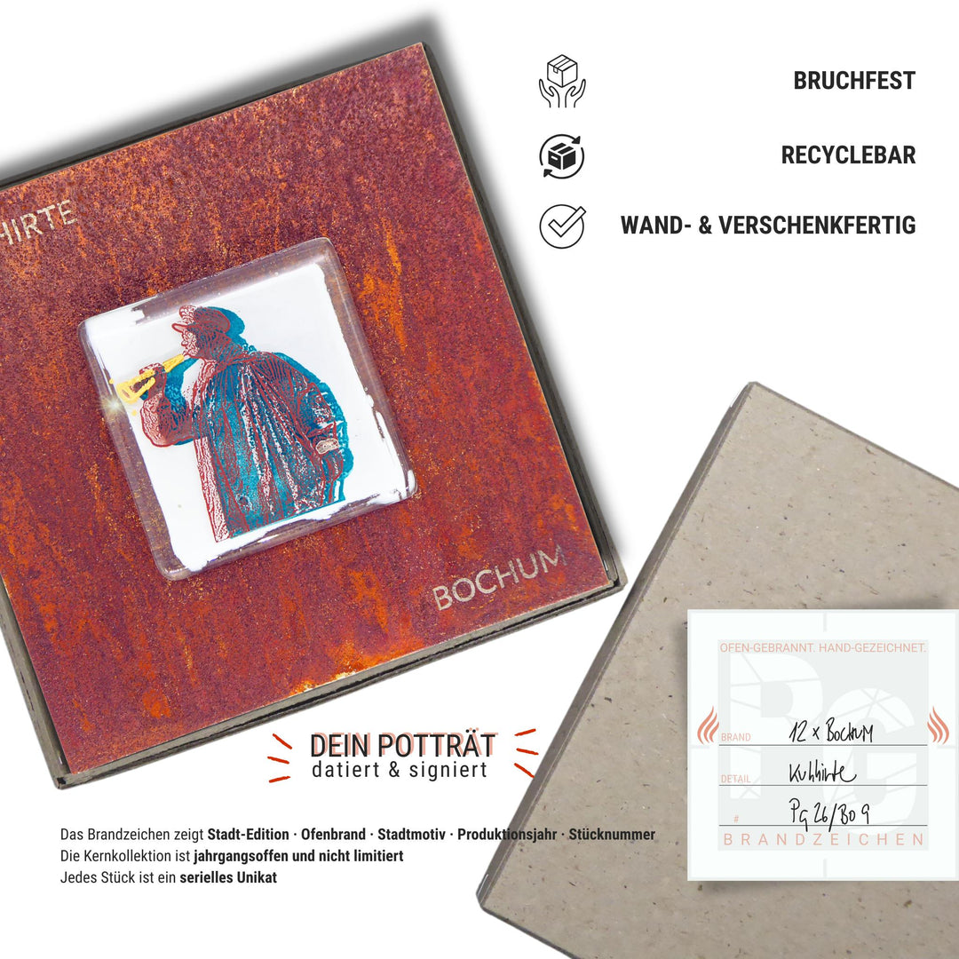 Edition 9/12. Verpackungsinfografik. Pott Glas Wand-Potträt mit Kuhhirte Denkmal-Motiv. Foto in Schmelzglas auf Roststahl. Quadratisches Format mit Gravur, wand- und verschenkfertig verpackt. Beiliegend ein Unikatskärtchen mit handgezeichnetem Brandzeichen.